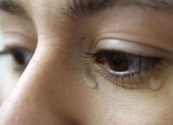 Mắt hay bị cay và chảy nước mắt: 15 nguyên nhân và cách điều trị