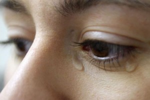 Mắt hay bị cay và chảy nước mắt: 15 nguyên nhân và cách điều trị