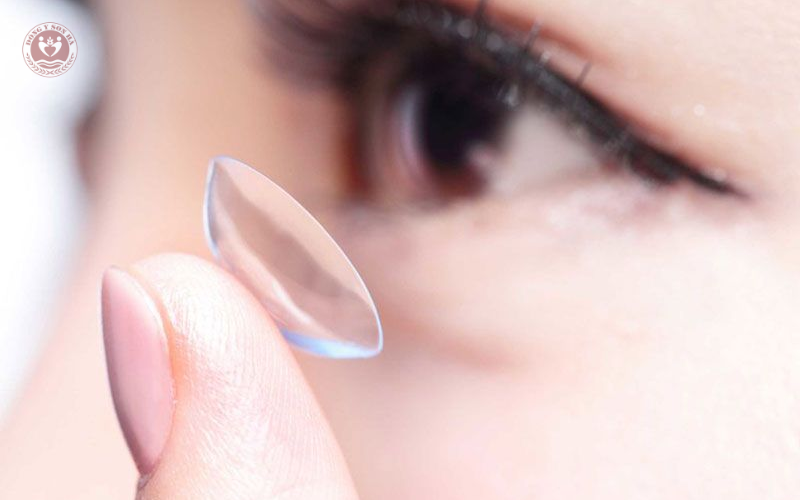 Đeo lens quá lâu có thể gây hại đến đôi mắt