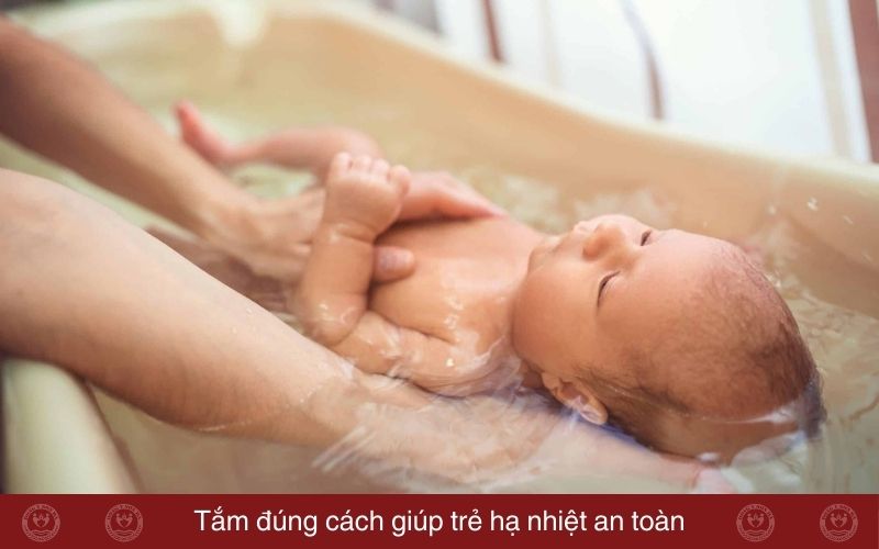 2. Hướng dẫn cách tắm đúng cách giúp trẻ hạ sốt