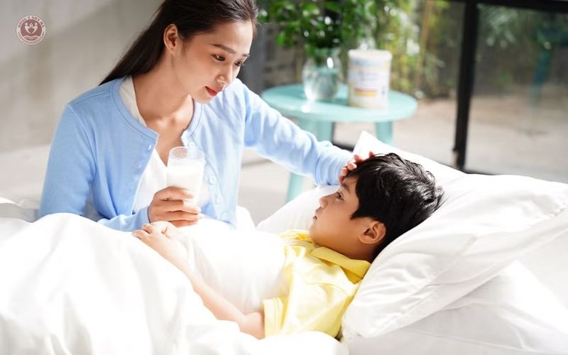 4. Cách chăm sóc giúp trẻ hạ sốt an toàn tại nhà