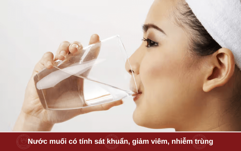 Súc miệng nước muối 