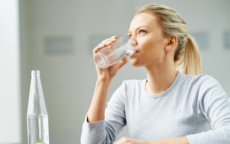 10. Uống đủ lượng nước hàng ngày
